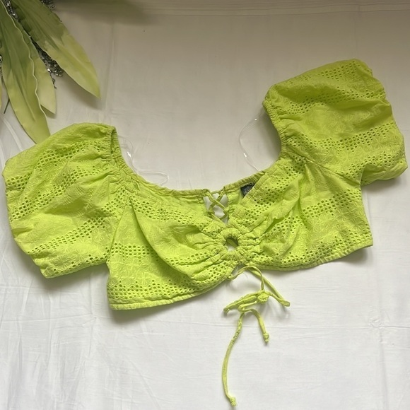 🌟WILD Fable Puff Sleeve Keyhole Lace up Back Lime Green Top🌟 - Picture 4 of 8